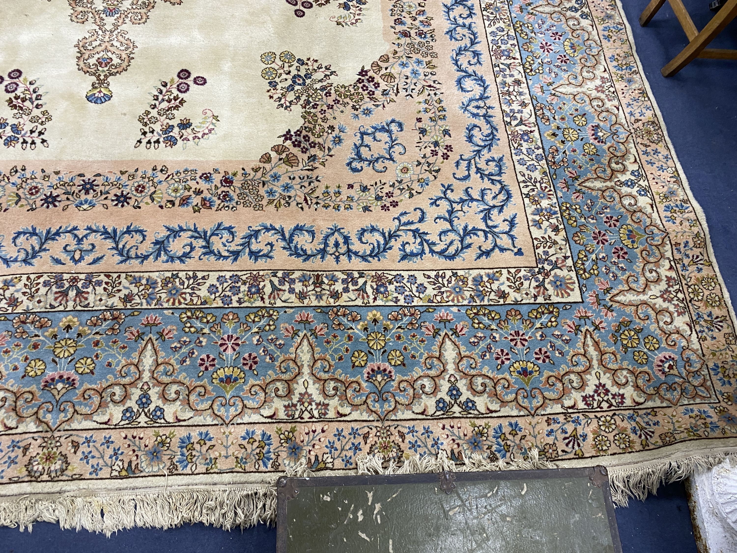 A large Kirman ivory ground carpet, 500 x 410cm